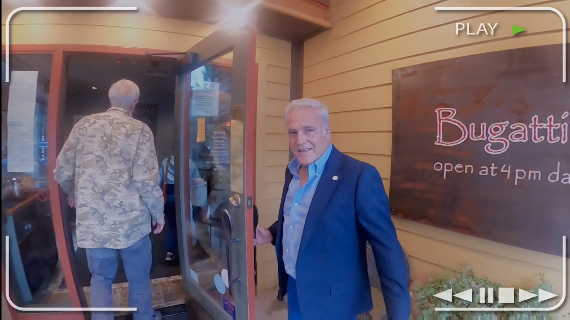 Paolo Ruffi a s'intrada de su ristorante suo de Portland.