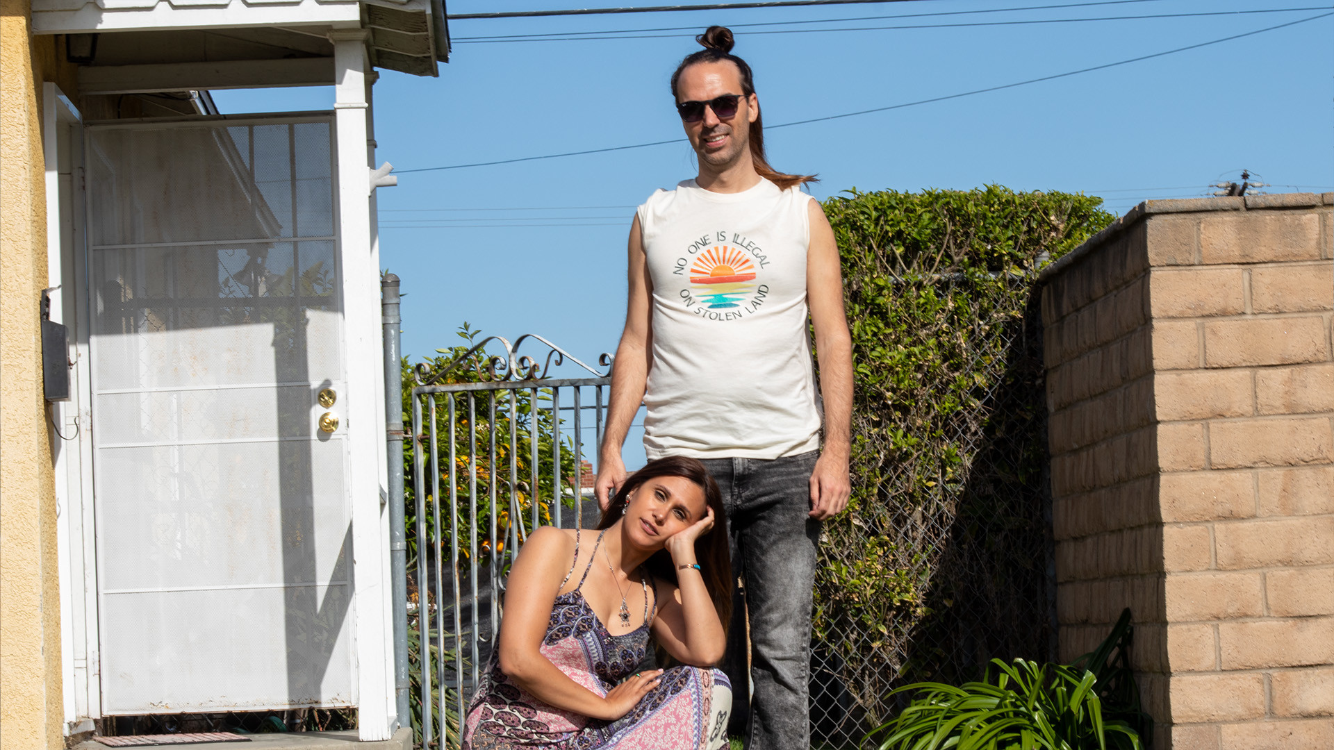 Adrià Mor i Franca Bulloni al davant d'una casa amb jardí.
